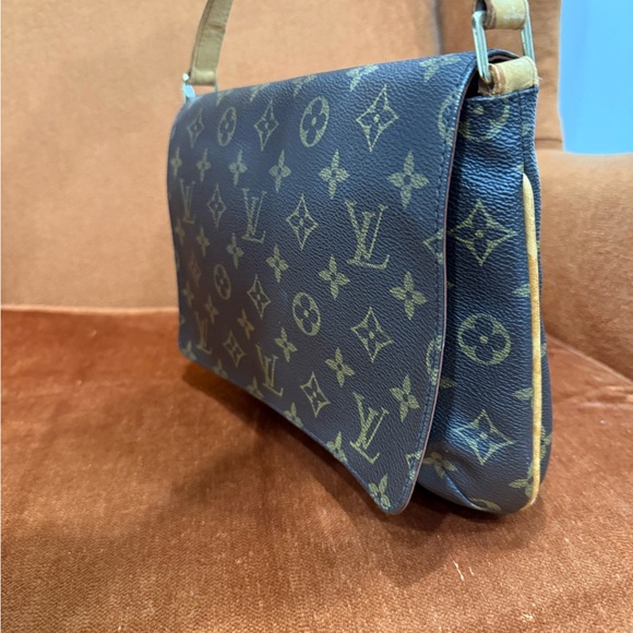 Authentic Louis Vuitton Musette Tango short shoulder Monogram bag. - Picture 4 of 16